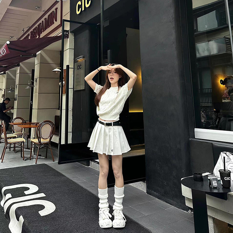 American-Style Sweet and Spicy Apricot-Colored Knitted Top for Women, Summer 2026 New Style, Preppy Pure Desire Pleated Short Skirt Two-Piece Set