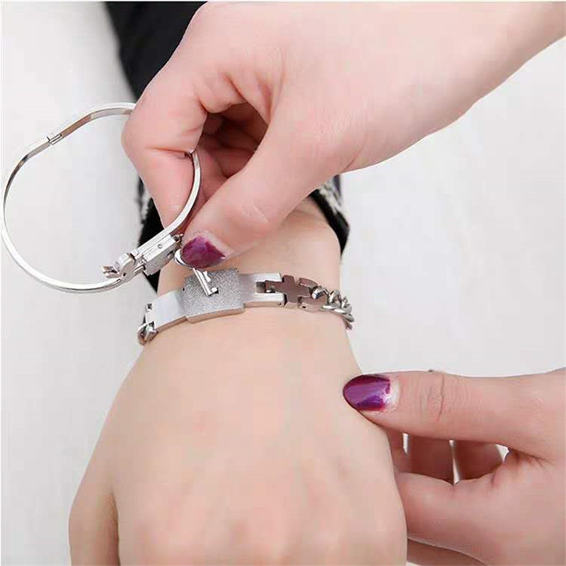 Cặp vợ chồng khóa đồng tâm một cặp vòng tay bạc đan xen vòng tay vòng tay nam và nữ rung động cùng một đoạn chữ quà tặng ngày Valentine - Vòng đeo tay Clasp vòng cặp