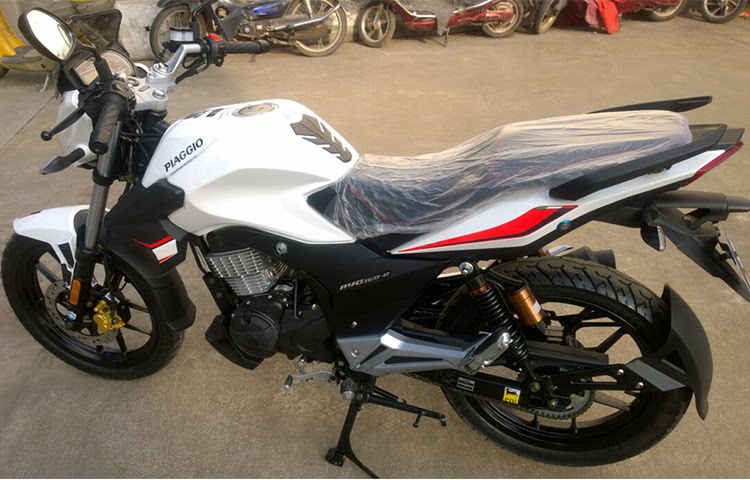 Zongshen Piaggio Robinson Motorcycle Fuel Tank BYQ150-8/BYQ125-8 Fuel Tank Robinson Fuel Tank