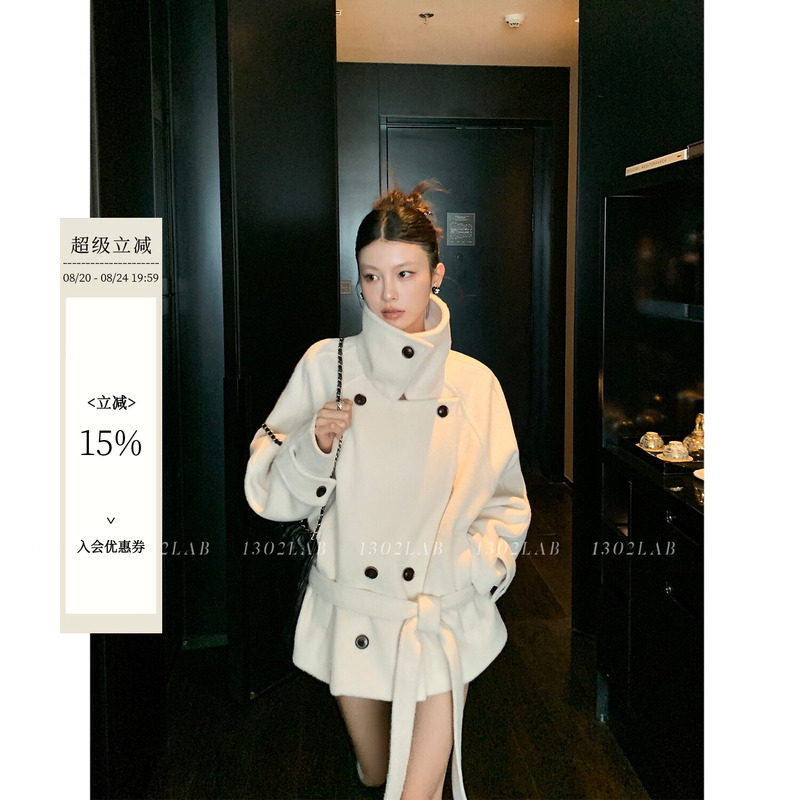 Linoneone Highly Recommends the Lem*R Style Beige Large Lapel Silhouette Woolen Coat with a Stand-Up Collar and Elegant Woolen Coat Linoneone Highly Recommends the Lem*R Style Beige Large Lapel Silhouette Woolen Coat with a Stand-Up Collar and Elegant Woolen Coat