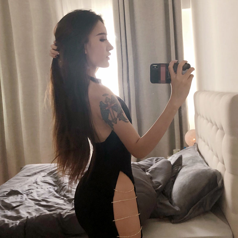 Chợ đêm nữ gợi cảm 2018 hè mới cắt dây backless kim loại hở lưng váy xẻ cao váy dạ hội túi đeo hông 	váy ôm body khoét eo	