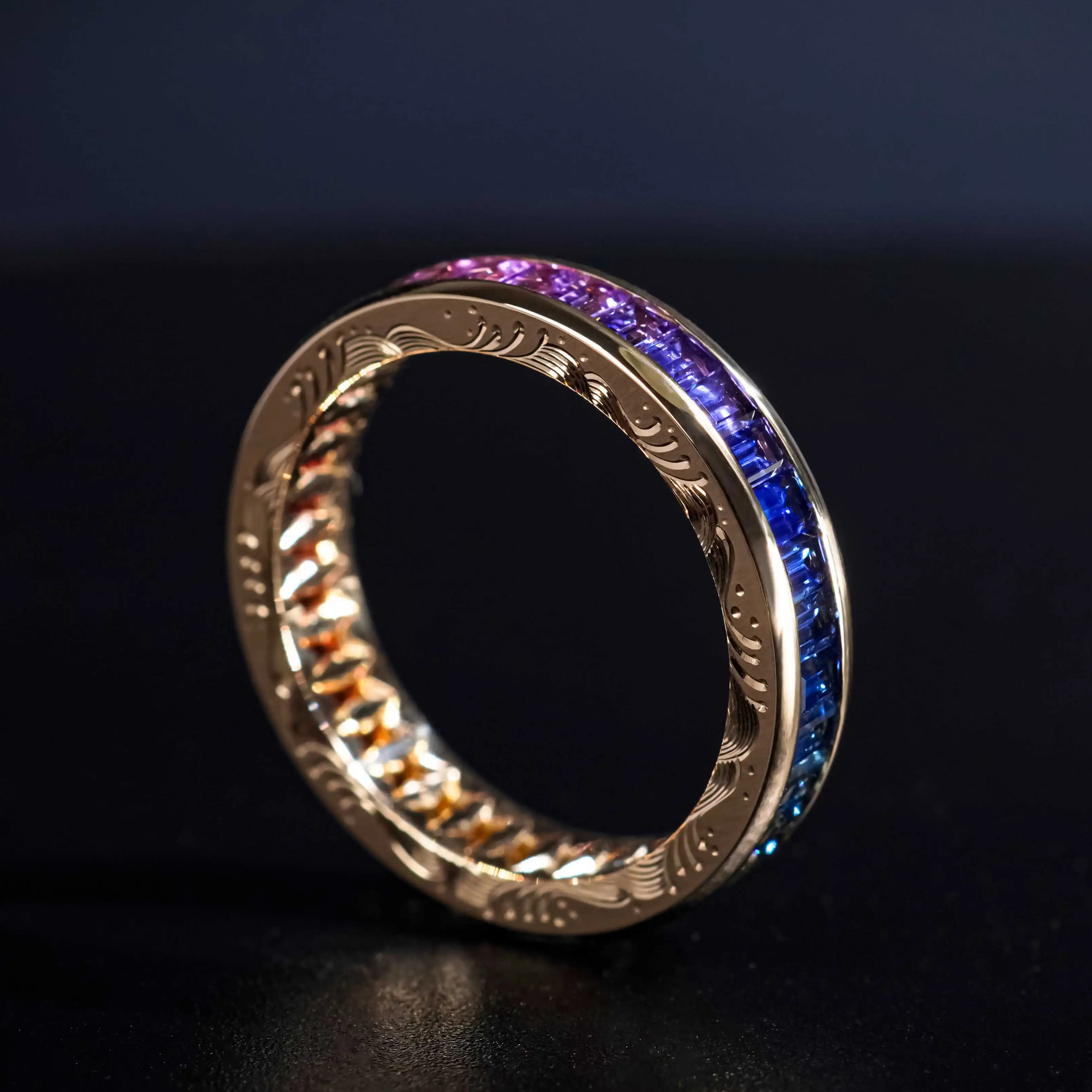 ウェーブ インスクリプション リング x ギャラクシー ブラックスミス 18K ゴールド ナチュラル サファイア リング ナチュラルカット レインボー リング