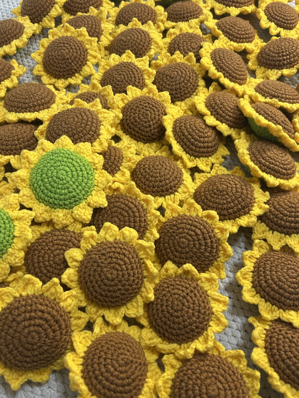 DIY Finished Product Wholesale 100 Sunflower Heads Handmade Crocheted Sunflower Heads High School Graduation Teacher's Day Gift DIY Finished Product Wholesale 100 Sunflower Heads Handmade Crocheted Sunflower Heads High School Graduation Teacher's Day Gift