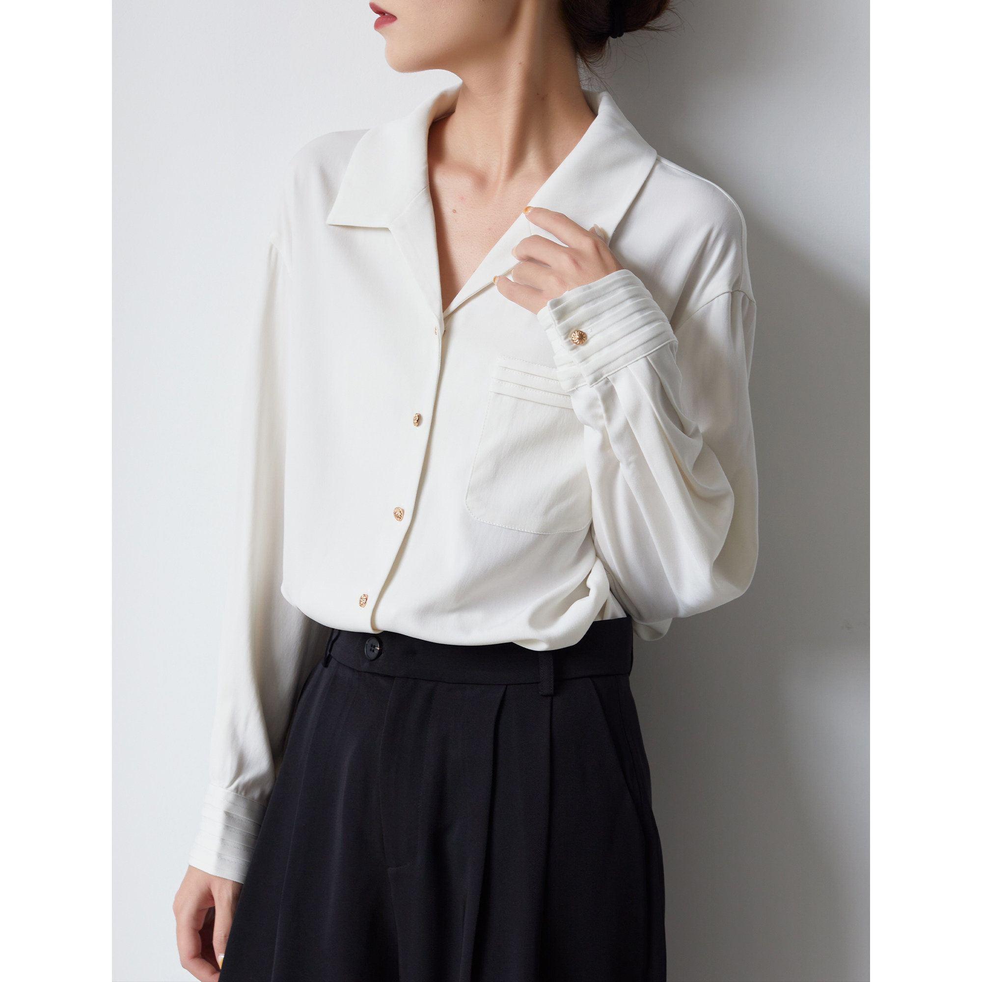 S AUTUMN has gentleness and bravery. White suit collar shirt French loose drape layered shirt