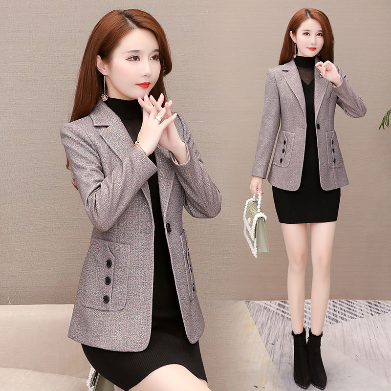 Small suit jacket women's spring 2022 new Korean version of foreign style slim short buckle fashion Joker suit