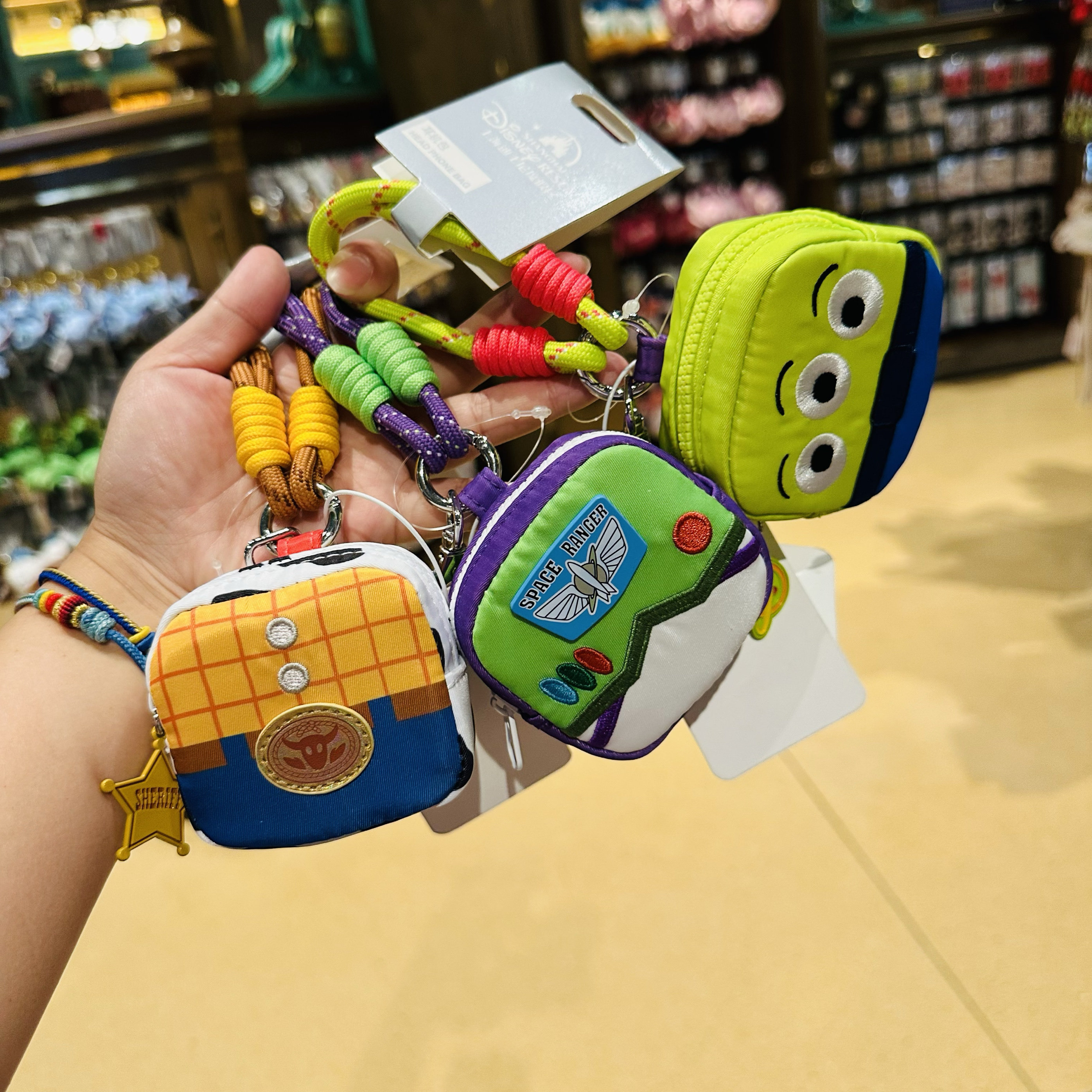 上海迪士尼代购：玩具总动员胡迪巴斯三眼仔卡通耳机包零钱包包，萌翻你的购物清单！-动漫背包-淘宝好物网