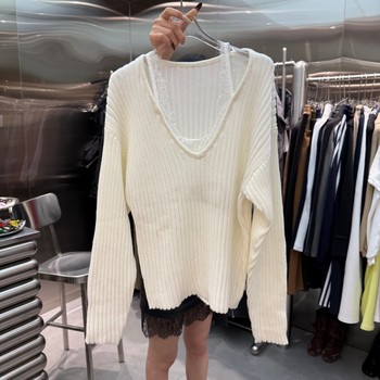 European station 2025 autumn and winter new style temperament v-neck lace splicing fake two-piece long-sleeved sweater women's lazy style top