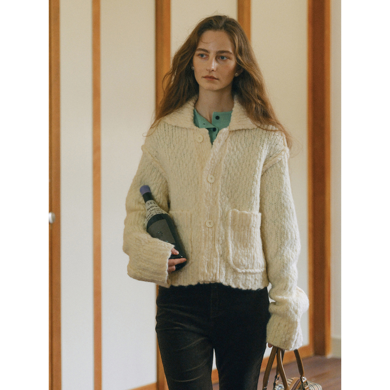 Clean Sense Large Knit Sweater with a Voluminous, Three-Dimensional Retro Lapel and Chunky Knit