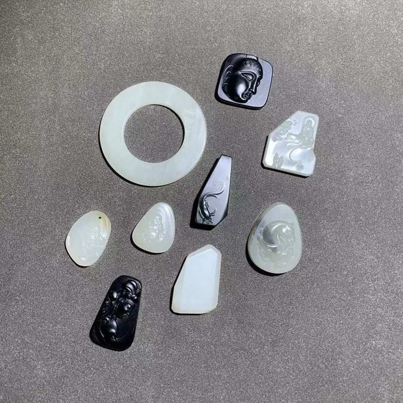 罕见方言和田玉苏杰大师新疆且末料天蓝色蓝玉弥勒笑佛吊坠挂件R8，遇见东方美学的精髓 -颈饰-淘宝百科网