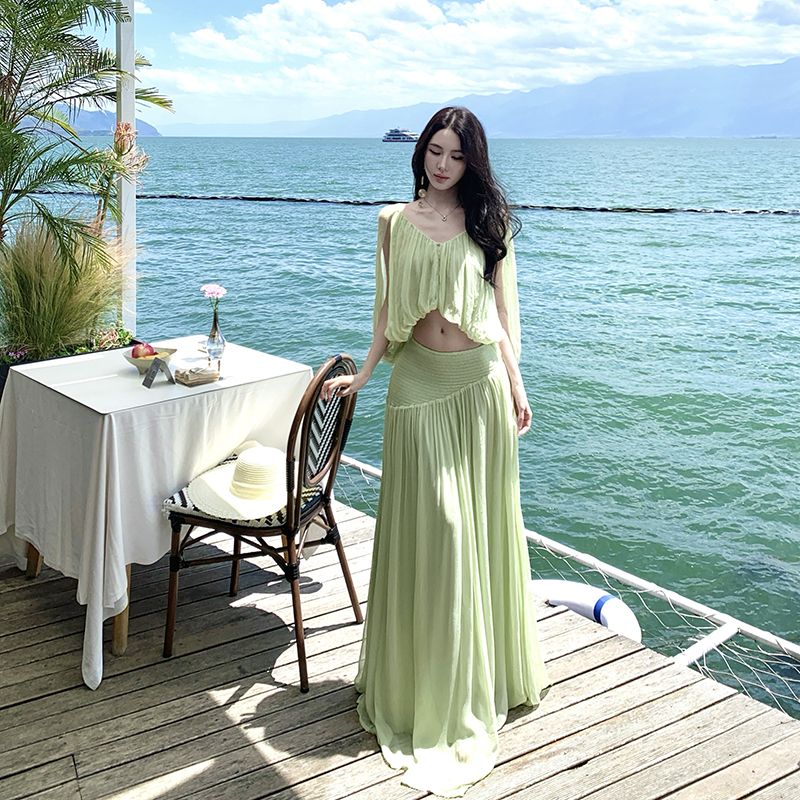 French Resort-Style Green Two-Piece Dress with a High-End Feel, Asymmetrical Top and Flared Skirt, Long Dress for Beach Wear French Resort-Style Green Two-Piece Dress with a High-End Feel, Asymmetrical Top and Flared Skirt, Long Dress for Beach Wear