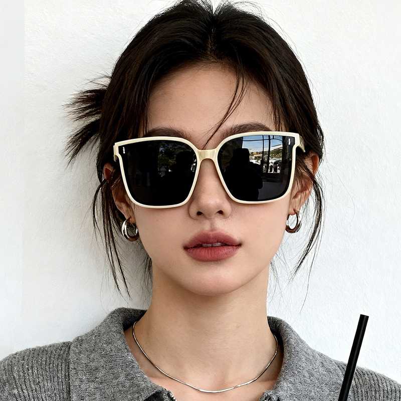 Off-White Large-Frame Sunglasses for Women, High-End Style, Suitable for Square and Round Faces, Beach Sun Protection, Uv Protection, White Frame Sunglasses