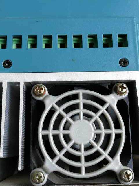 Bargaining used solid Tuori frequency converter E1000-0022S2 220V original demolition machine