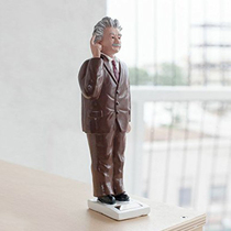 May a gift) Kikkerland solar energy Einstein creative desktop ornaments light gesture swing