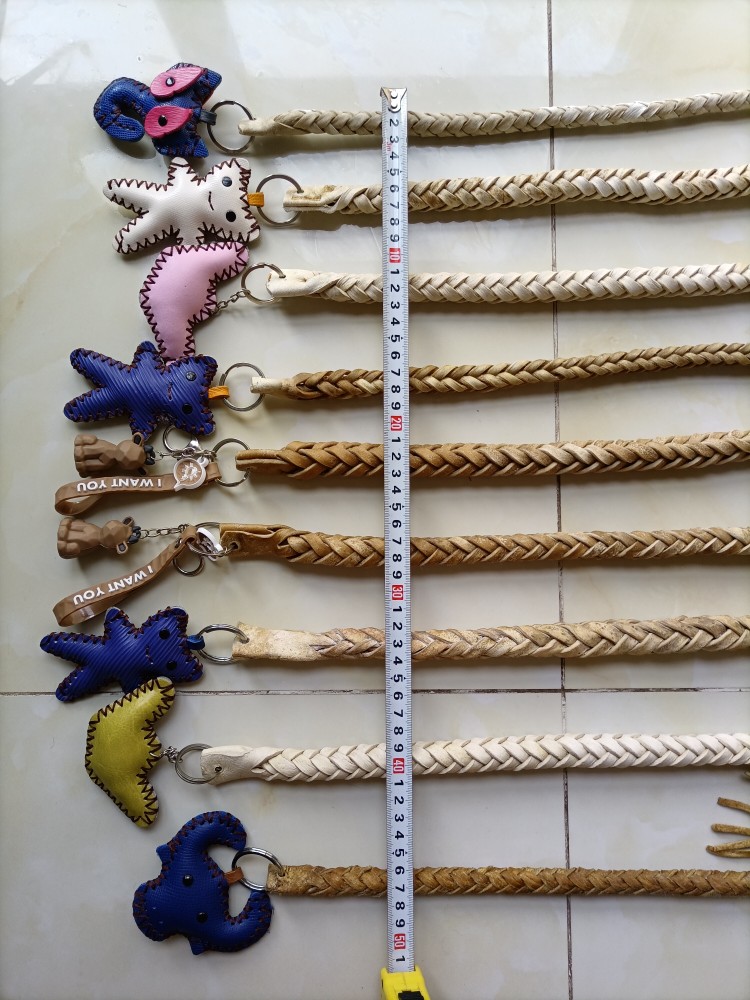 Leather whip keychain pure leather short whip key chain leather whip decorative whip short whip fashion gift can be self-defense