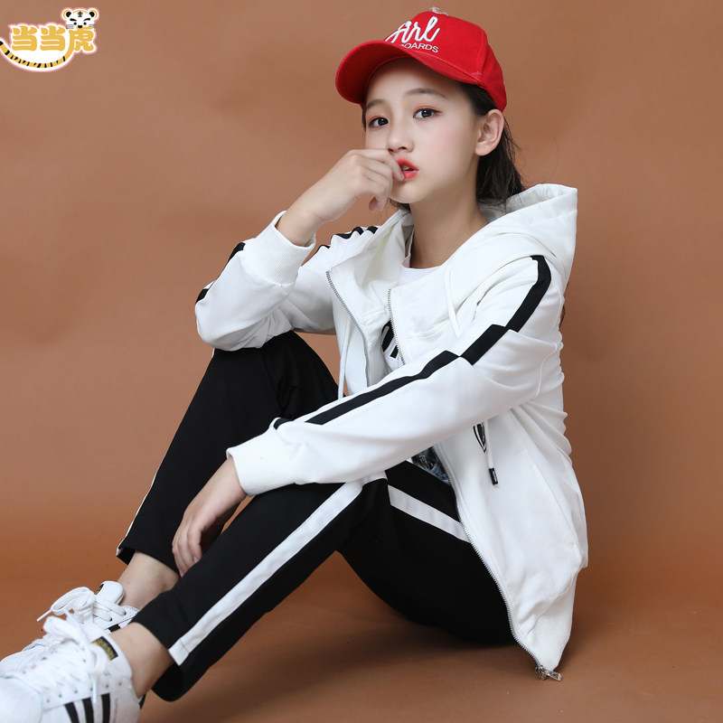 Girls' autumn clothes 2020 new foreign style girls' 12 spring and autumn styles 13 sportswear suits 15-year-old girls two-piece suit