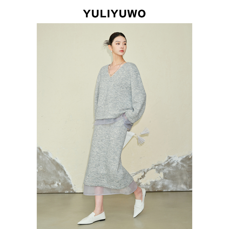 A Complete Set for Women: a V-Neck Sweatshirt with Sequin Yarn Splicing and a Slit Skirt in Winter