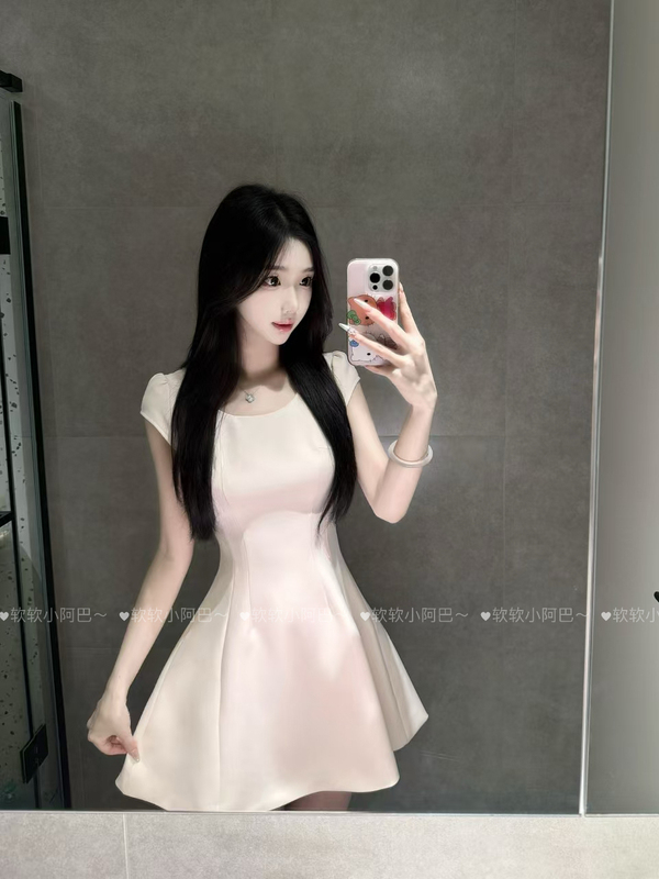 Soft Little Aba~ High-End Version of a Small Flutter-Sleeve Dress That Flatters the Figure, Korean-Style Waist-Cinching Dress