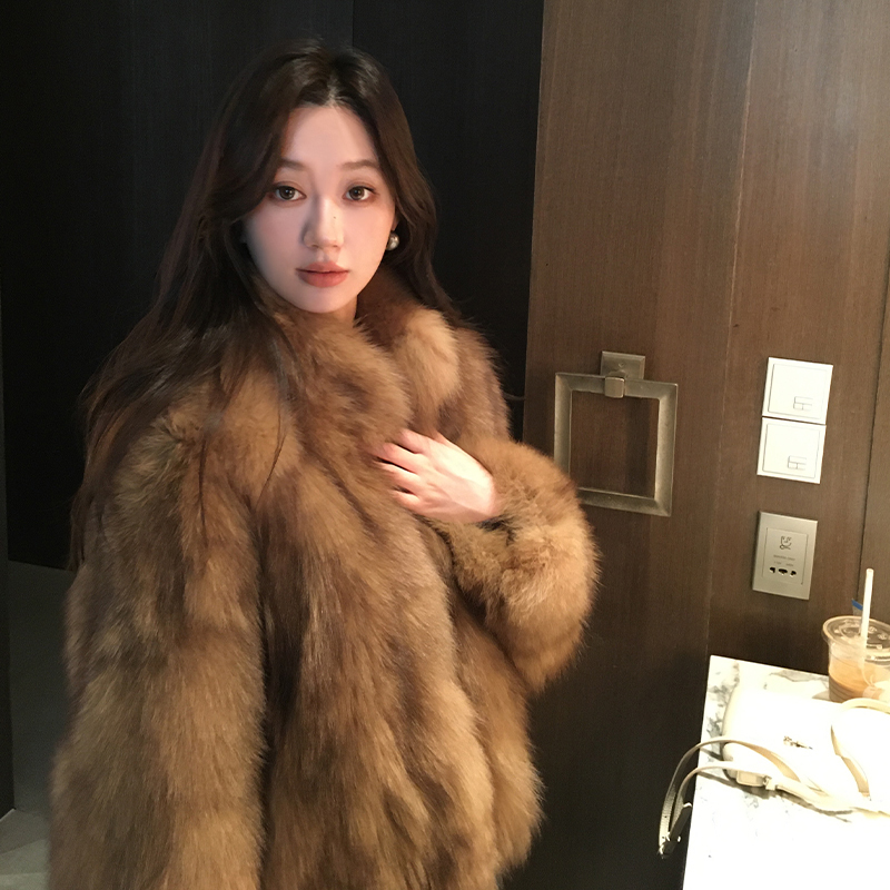 Jiajia Fur's New Model of Fox Fur Coat, the "Sydney Sunset," Is a Short, Slimming, and Youthful-Looking Winter Fur Coat for Women Jiajia Fur's New Model of Fox Fur Coat, the "Sydney Sunset," Is a Short, Slimming, and Youthful-Looking Winter Fur Coat for Women