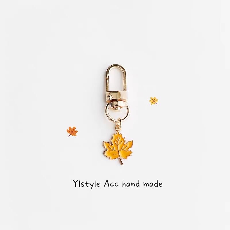 New Fresh and Stylish Maple Leaf Keychain, Versatile Leaf Backpack Pendant, Gift for Couples and Best Friends