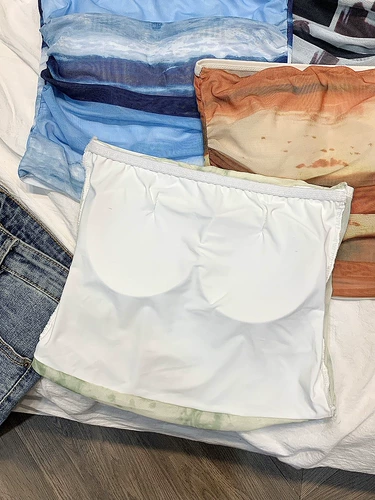 Сексуальные сетчатые топы French Niche с тай-дай популярны среди облегающих майок и укороченных топов на одно плечо.