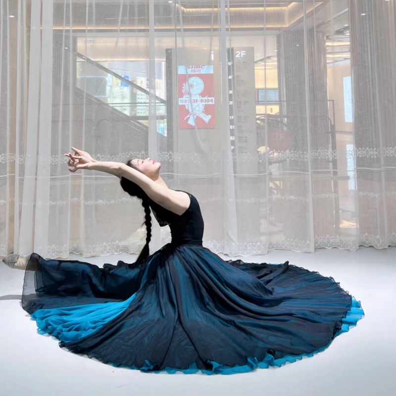 Double-Layered 720-Degree Reversible Large Skirt for Chinese Classical Dance with Slit and Flowing Design Double-Layered 720-Degree Reversible Large Skirt for Chinese Classical Dance with Slit and Flowing Design