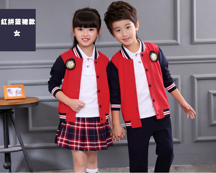 Tùy chỉnh đồng phục trường tiểu học và trung học lớp một phục vụ lớp mẫu giáo vườn mùa xuân và mùa thu phù hợp với đồ thể thao cotton ba mảnh phù hợp với quần áo be trai sành điệu