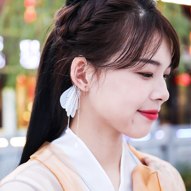 Title 10, Damski klips do ucha z tiulowymi skrzydłami mot...