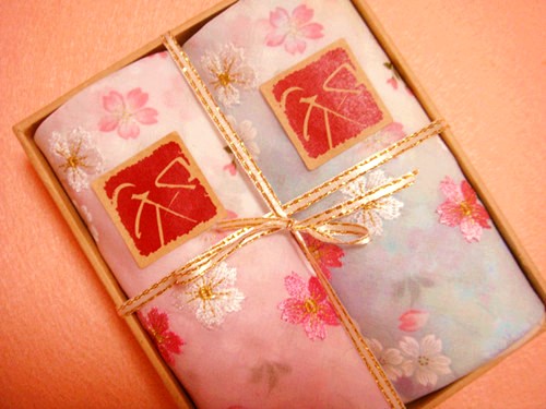 Japanese-made gift gift Yuzen embroidery Japanese cotton handkerchief gift box cherry blossom embroidery handkerchief recommended