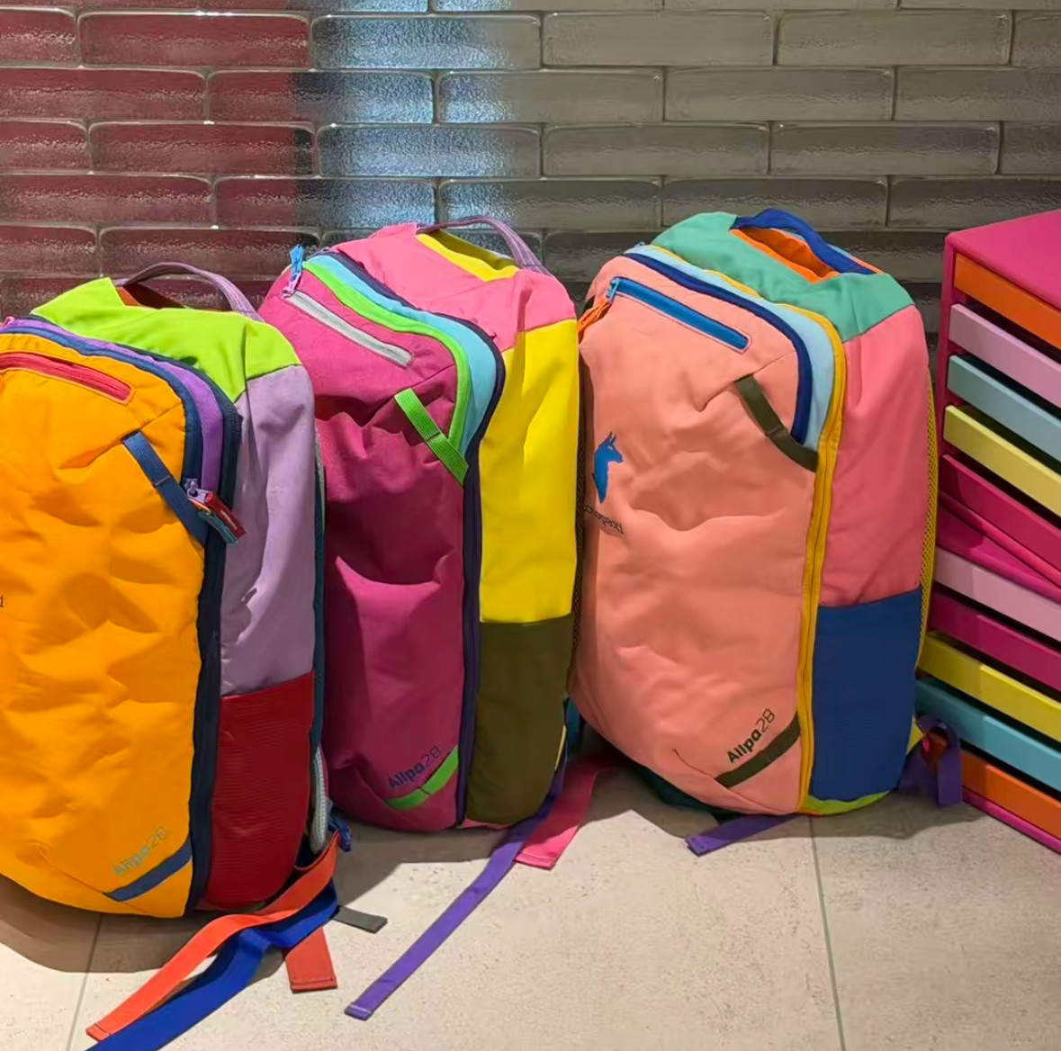 Popoglow Dopamine Contrast Color 28L Backpack Large Capacity Hiking Bag - Thumbnail 2