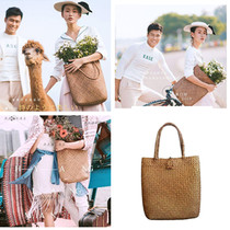 Movie House Brigade Filming Movie props woven bag handbag Handbags Exterior View Photo Fields Landscape of Garden Wind Subject Retro-Like Pieces