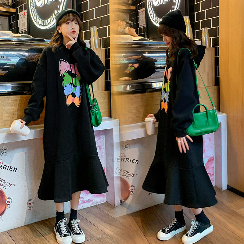 Autumn and winter new large size maternity dress loose long version plus velvet hooded sweatshirt style knee fishtail skirt 200kg