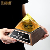 High-grade atmospheric pyramid crystal trophy custom custom made Walnut event souvenir creative ornaments gift