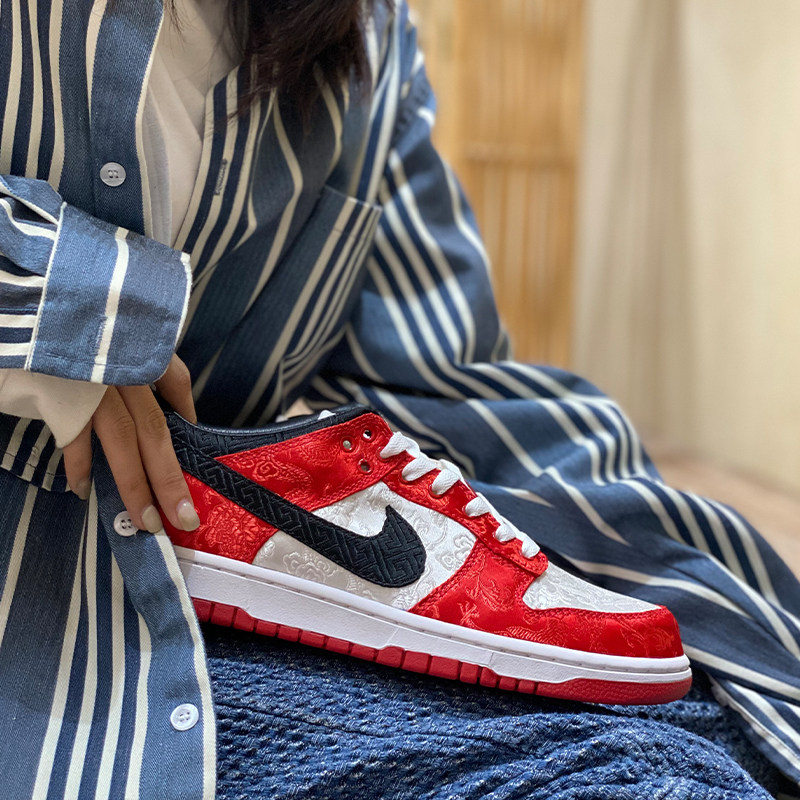 Silk dunk red low helper made of 21Kcustom sneakers custom rabbit to make diy skinny wedding shoes