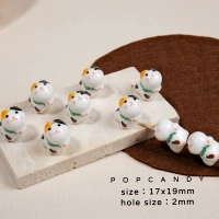 Котёнок с поднятой головой