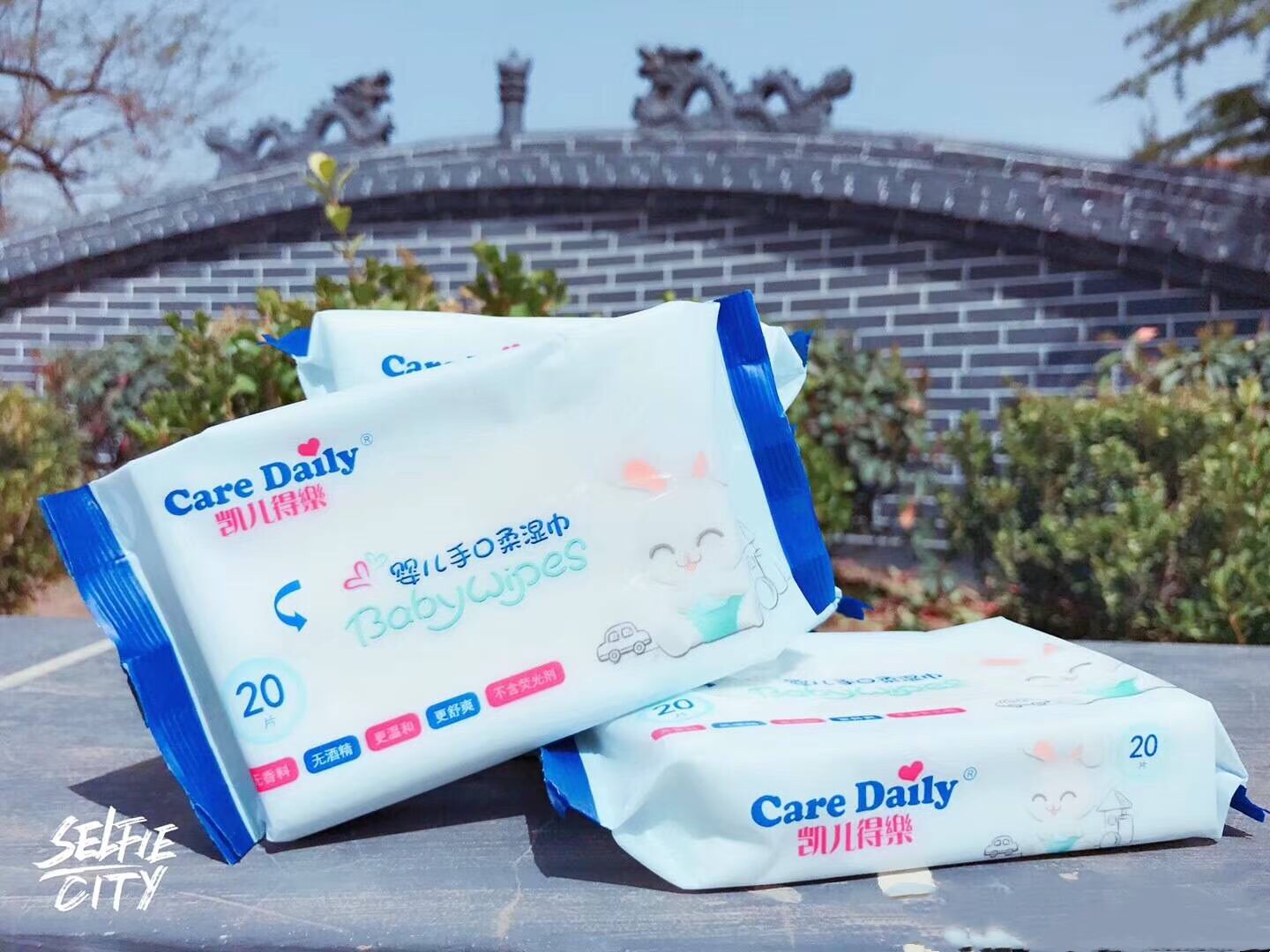 Khăn lau ướt Kay Dele đầy đủ hộp 24 gói Khăn lau tay dành riêng cho bé Kyle gói nhỏ cầm tay siêu mềm khăn giấy ướt