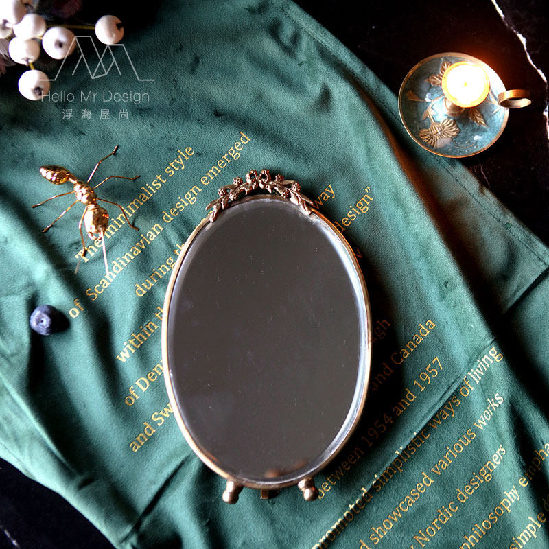 Discontinued off the shelf brass border retro court style tabletop makeup mirror model room creative light luxury vanity mirror table