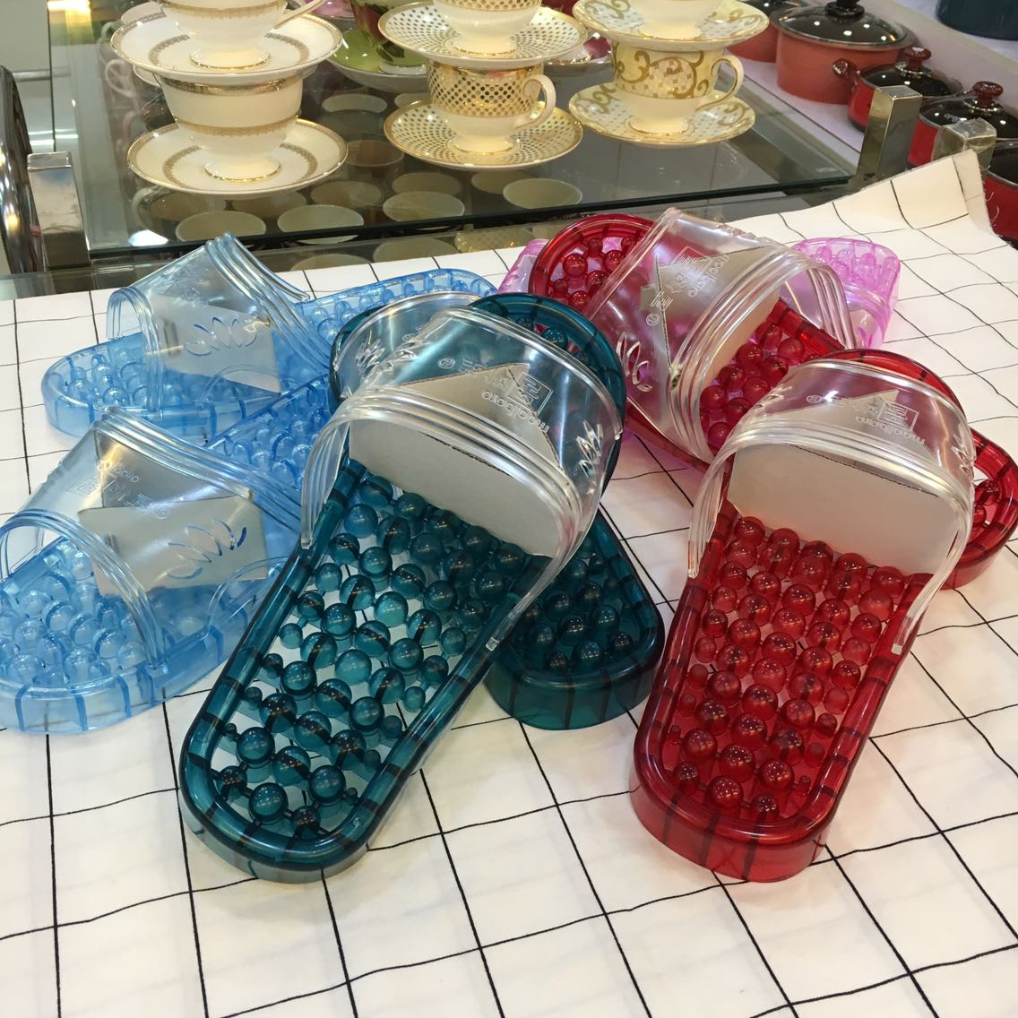 South Korea imported loophole non-slip bathroom adult slippers are all size shower slippers