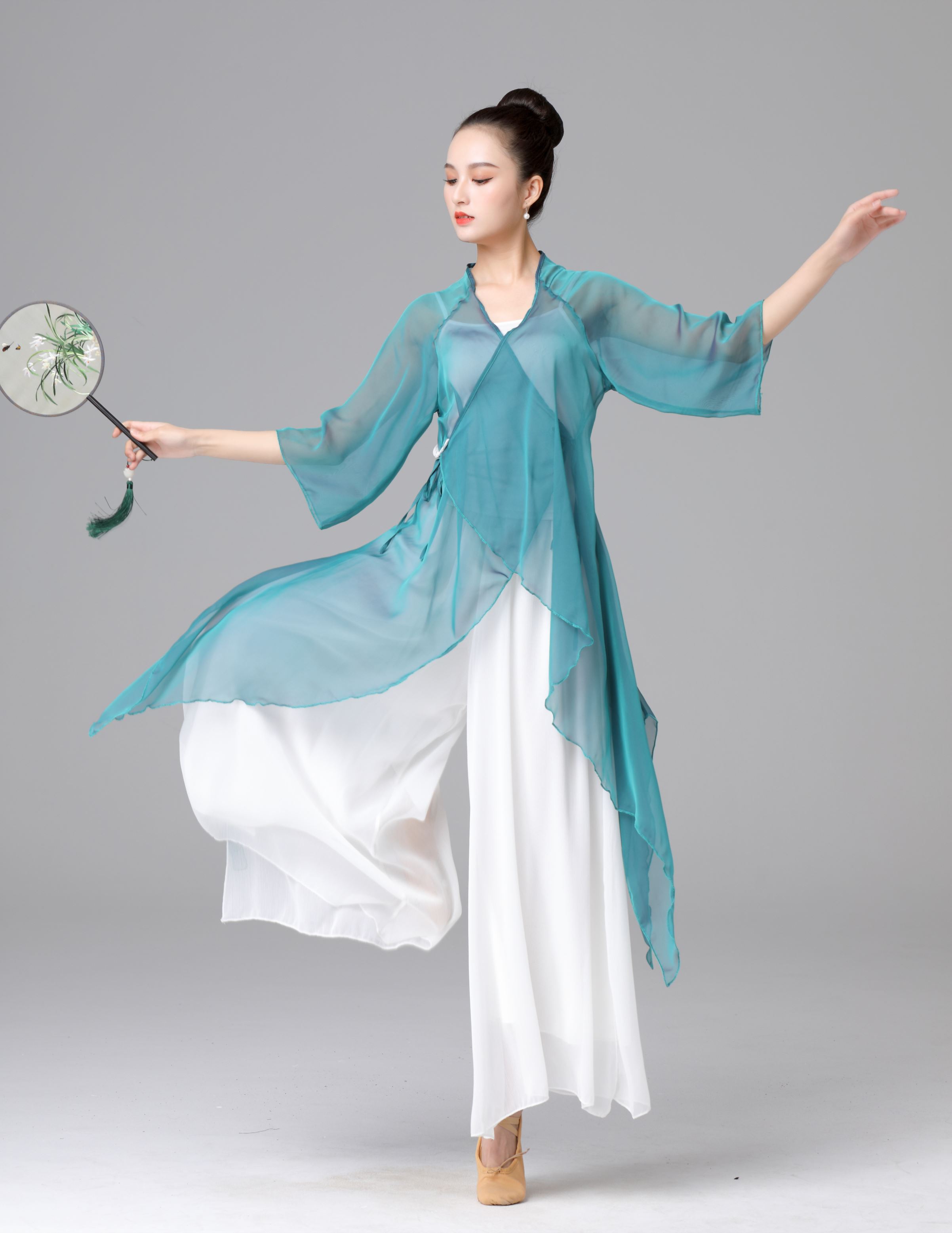 Water Rhymes smoke Rain Gangnam new classical dance practice The women's long version of the dress and the dancer Fairy Rhyme