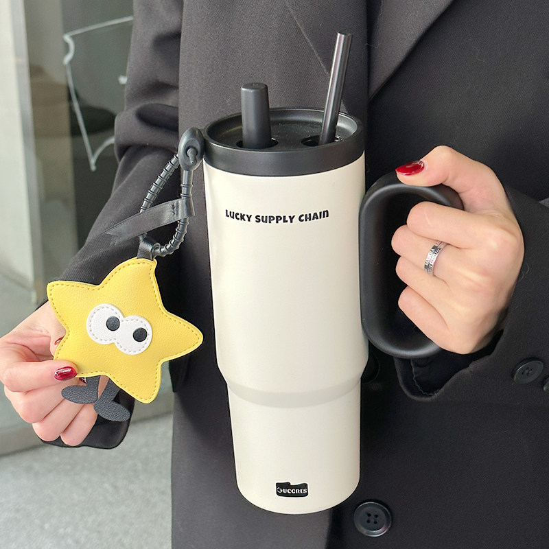 A big stainless steel giant ice-free cup with a high-priced warm-up cup with a child-breathing water cup.