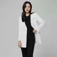 Белый лонгслив, костюм, V-образный вырез