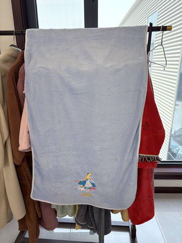 [Clearance Area] 70×140cm Final Stock Slightly Flawed Cute Embroidered Bath Towel Coral Fleece Wrap Towel