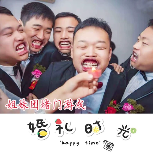 Свадебные предметы, марионетки, которые поднимают и блокируют дверь небольшой дорогой с целым человеком, свадебным набором, пальцем для жениха