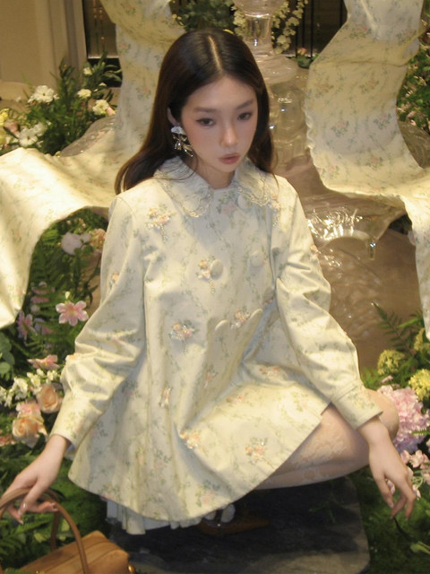 Unique, Beautiful, and Very Attractive Tops with Doll Collars, Floral Prints, and a Gentle, Youthful Style. This Year's Trendy and Beautiful Coats