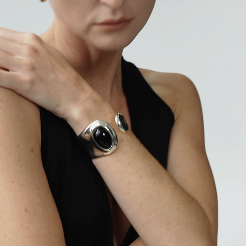 Niche Design Imitation Black Agate Inlaid Bracelet, New Chinese Style Metal Open Adjustable Bracelet, European and American Fashion Versatile