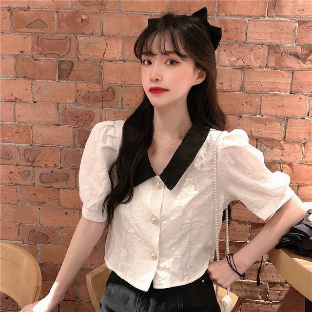 Xiaoxiangfeng ສັ້ນເທິງສຸດສັ້ນຂອງແມ່ຍິງ summer 2024 ການອອກແບບ lapel ໃຫມ່ niche puff sleeve shirt ສໍາລັບແມ່ຍິງ
