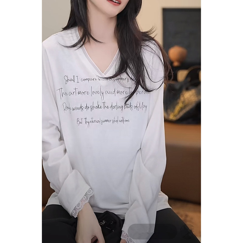 Xixijia White and Black T-Shirt with Letter Print, V-Neck, Lace Splicing, Long-Sleeve Base Shirt with Lace Cuffs M9105