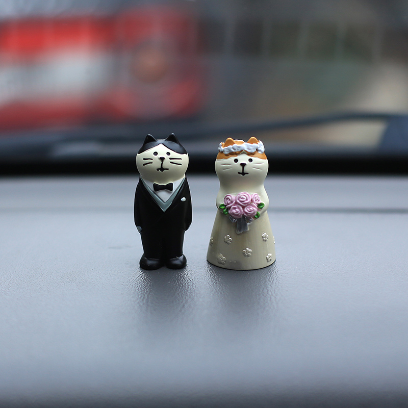 Car ornaments 2022 new high-end bride and groom wedding center console ornaments cute interior decoration car
