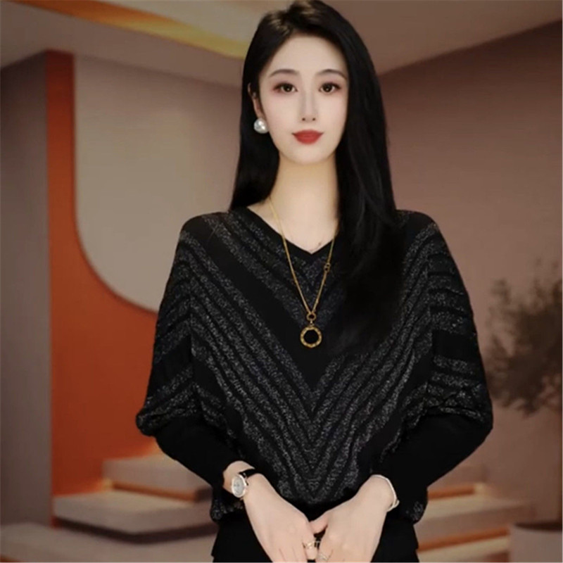 Fashionable and Stylish Batwing Sleeve Women's Knit Sweater, New Autumn and Winter Trendy Loose Plus-Size Slimming Sweater Top