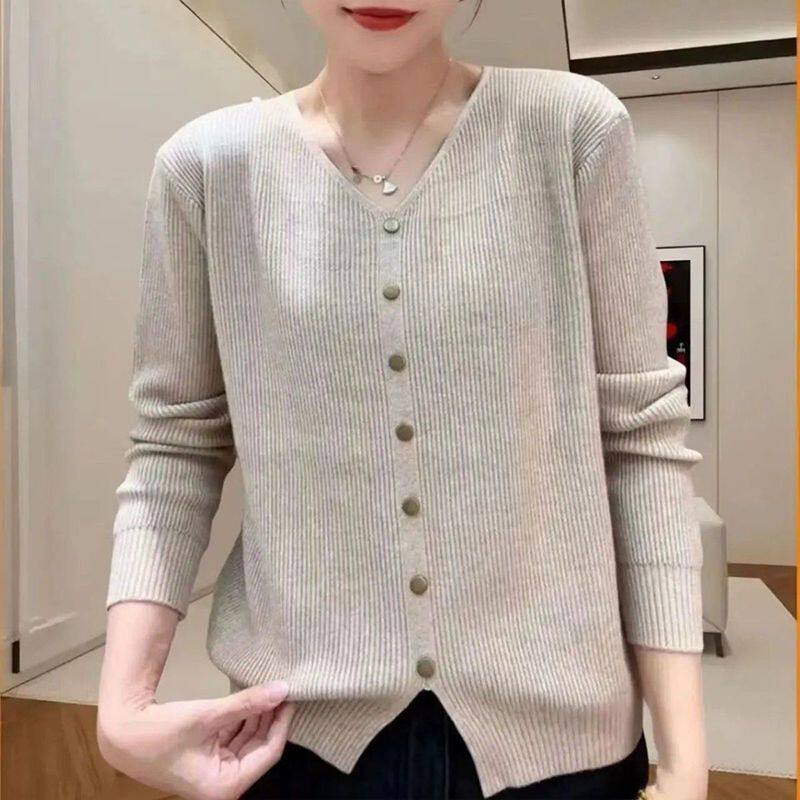 2025秋季新款正肩V领针织衫女长袖宽松打底衫时尚单排扣纯色毛衣