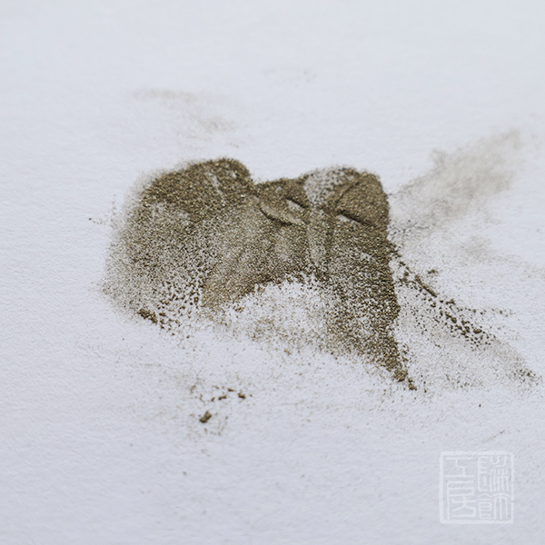 The Burning Tin Powder Lacquer Art Deco is decorated with 